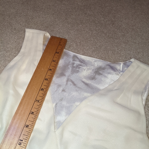 Fancy sleeveless v-neck top - Picture 4 of 15